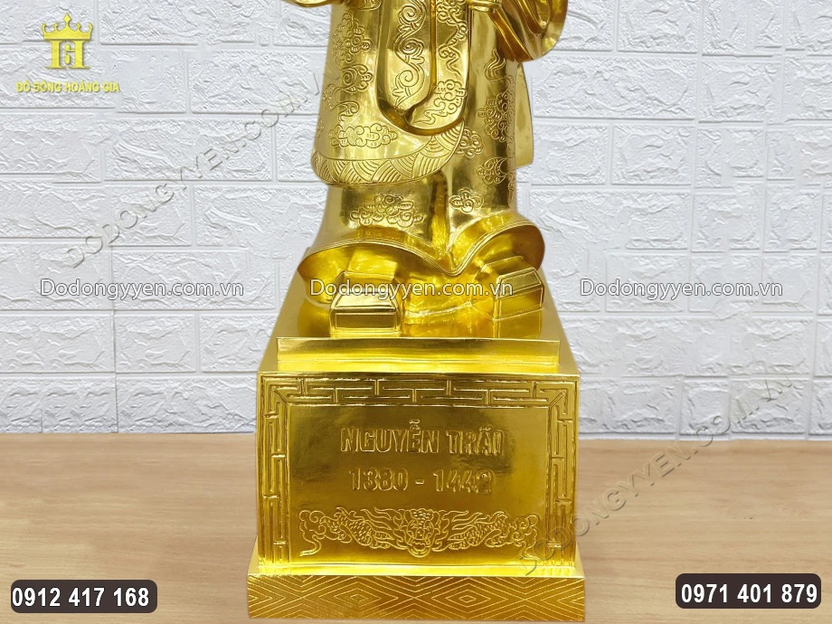 Phần ch&acirc;n đế c&aacute;c họa tiết hoa văn được chạm khắc sắc n&eacute;t